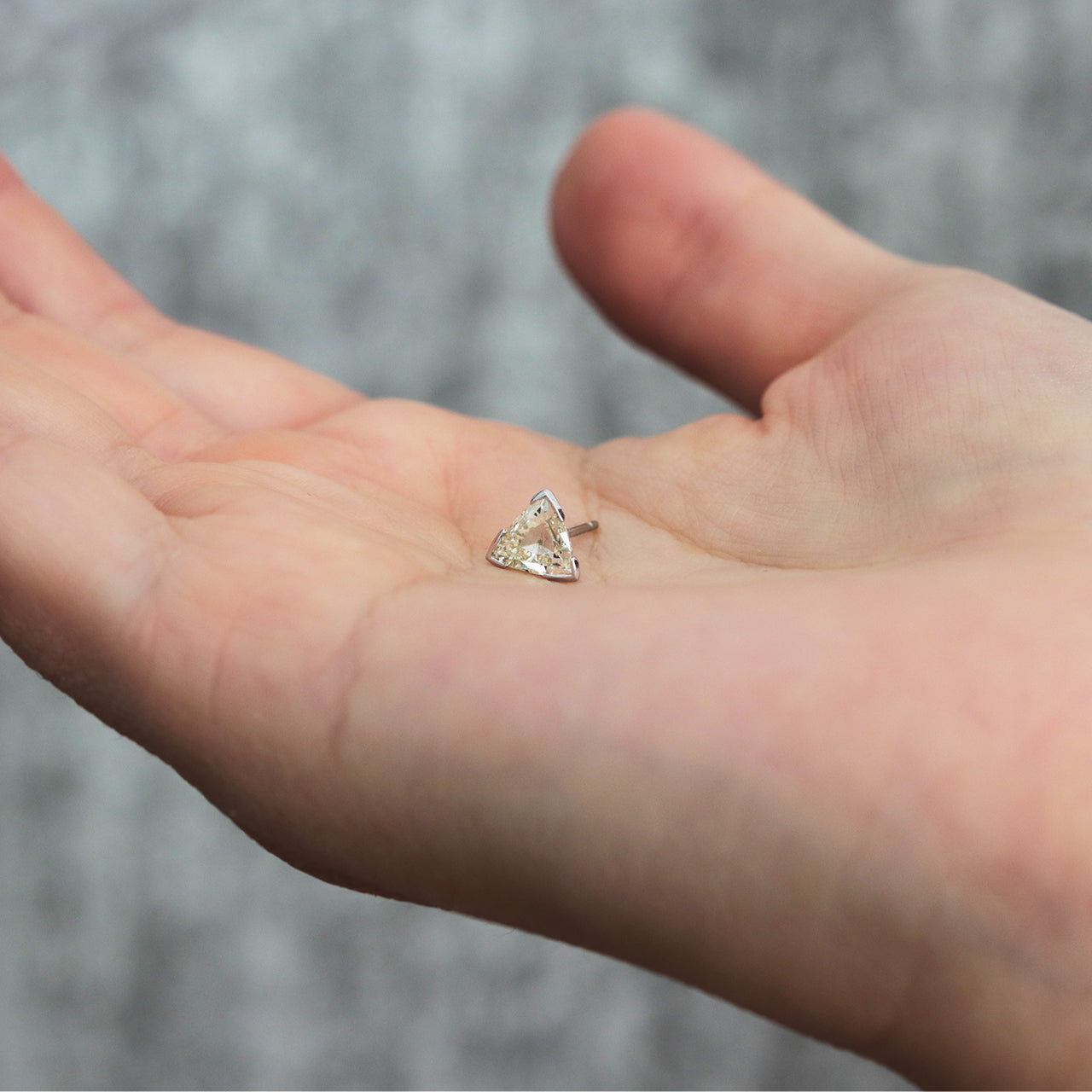 【オーダー】1ct ・トリリアントカット・ピアス（片耳用）｜Trilliant Fortress